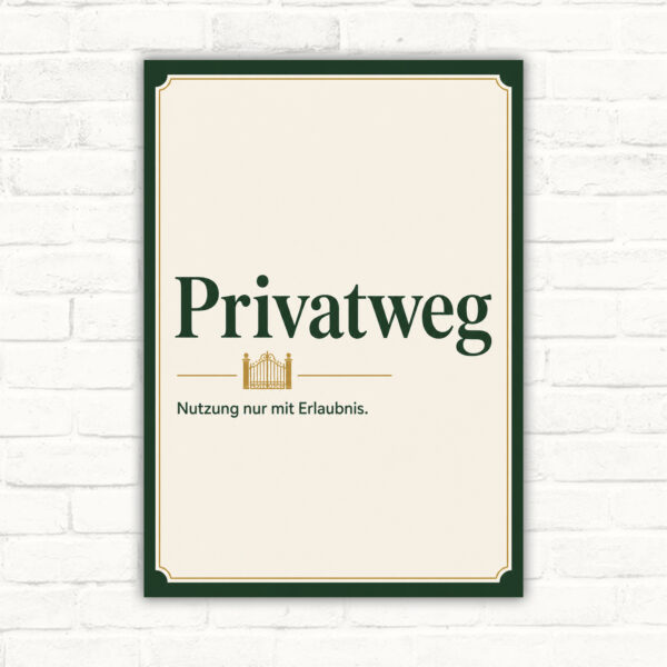 Privatweg Schild mit Wortlaut „Nutzung nur mit Erlaubnis.“ und Gartentor-Motiv als bedrucktes Hinweisschild.