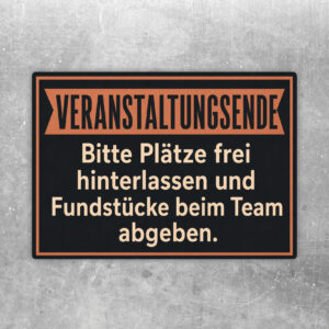 Veranstaltungsende Aufkleber mit Abend-Eventszene und Hinweis, Plätze frei zu hinterlassen und Fundstücke abzugeben.
