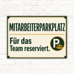 Mitarbeiterparkplatz Schild mit Text „Für das Team reserviert“, Auto-Illustration und Art-déco-Rahmen im Querformat.