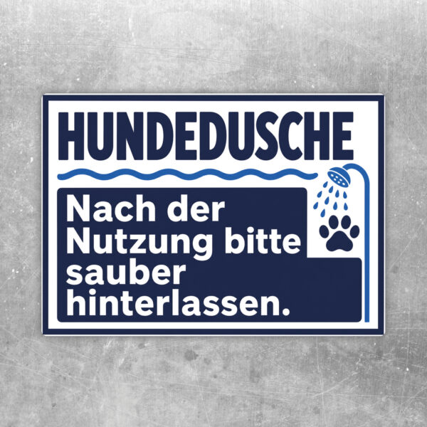 Hundedusche Aufkleber mit Hund unter Brause und Text Nach der Nutzung bitte sauber hinterlassen im Querformat.