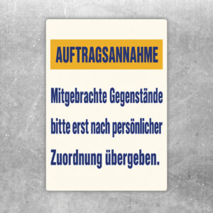 Auftragsannahme Aufkleber mit Illustration am Tresen und Hinweis zur persönlichen Zuordnung mitgebrachter Gegenstände.