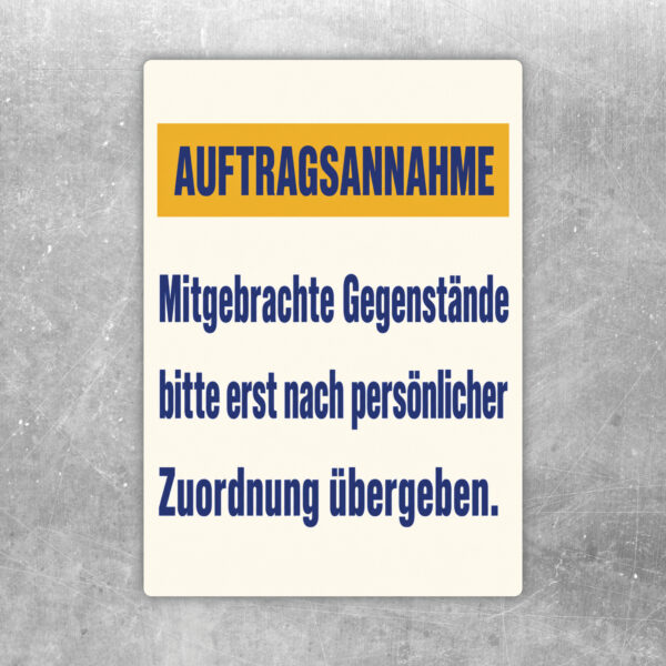 Auftragsannahme Aufkleber mit Illustration am Tresen und Hinweis zur persönlichen Zuordnung mitgebrachter Gegenstände.