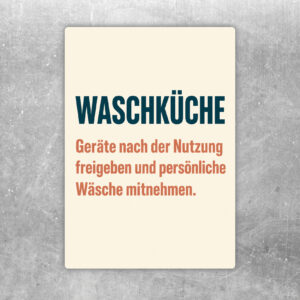 Waschküche Aufkleber mit Retro-Motiv, Waschmaschinen und Hinweis zum Freigeben der Geräte und Mitnehmen der Wäsche.