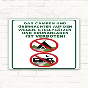 Schild mit der Aufschrift „Das Campen und Übernachten auf den Wegen, Stellplätzen und Grünanlagen ist verboten!“ mit Zelt- und Wohnmobil-Symbol.