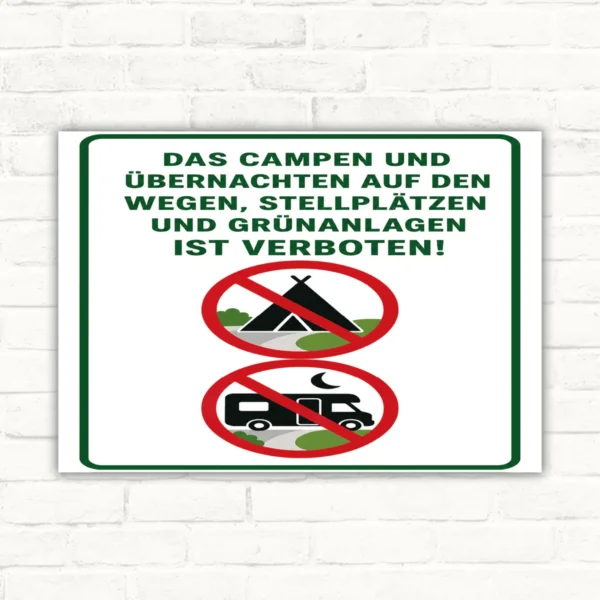 Schild mit der Aufschrift „Das Campen und Übernachten auf den Wegen, Stellplätzen und Grünanlagen ist verboten!“ mit Zelt- und Wohnmobil-Symbol.
