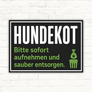 Hundekot Schild mit Text „Bitte sofort aufnehmen und sauber entsorgen“, Abfalleimer und Hundekotbeutel im Querformat.