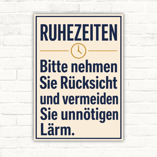 Ruhezeiten Schild mit Text „Bitte nehmen Sie Rücksicht und vermeiden Sie unnötigen Lärm“ und Wohnhausmotiv bei Nacht.