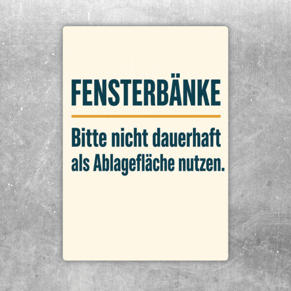 Fensterbänke Aufkleber mit Text Bitte nicht dauerhaft als Ablagefläche nutzen und illustrativer Szene vor Fenstern.