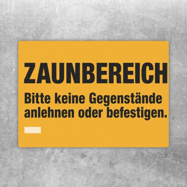 Zaunbereich Aufkleber mit Hinweis Bitte keine Gegenstände anlehnen oder befestigen im Gartenzaun-Motiv.