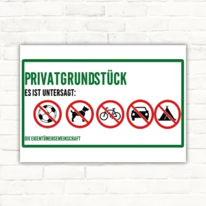 Querformat-Verbotsschild mit Aufdruck „Privatgrundstück – Es ist untersagt“ und roten Symbolen für Ball, Hund, Fahrrad, Auto und Zelt.