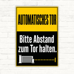Automatisches Tor Schild mit Text „Bitte Abstand zum Tor halten“, Illustration von Auto, Einfahrt und Toranlage.