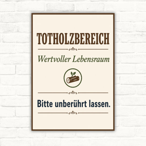 Totholzbereich Schild mit Text „Wertvoller Lebensraum“ und „Bitte unberührt lassen“ als Naturmotiv auf Schild.