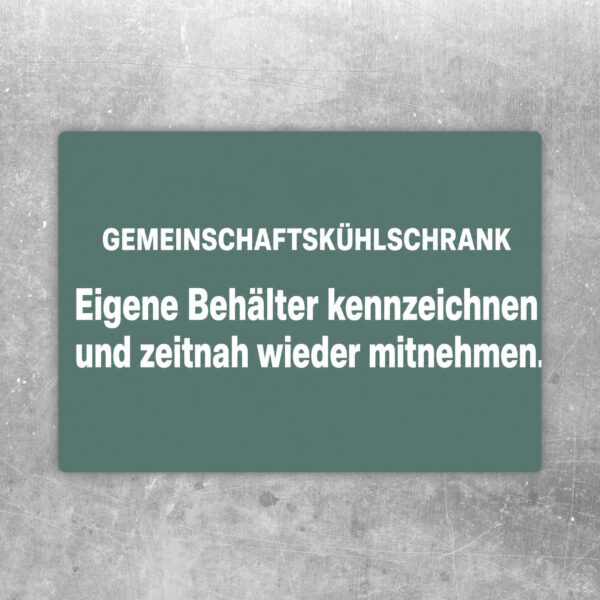 Gemeinschaftskühlschrank Aufkleber mit Hinweis zum Kennzeichnen und Mitnehmen eigener Behälter im Querformat.