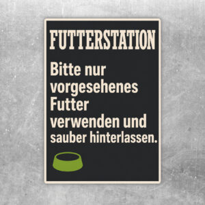 Futterstation Aufkleber mit orangefarbenem Rahmen, Näpfen und Hinweis zum vorgesehenen Futter und Sauberhalten.