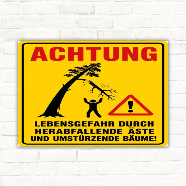 Warnschild mit gelbem Hintergrund: Achtung Lebensgefahr durch herabfallende Äste und umstürzende Bäume, Schild.