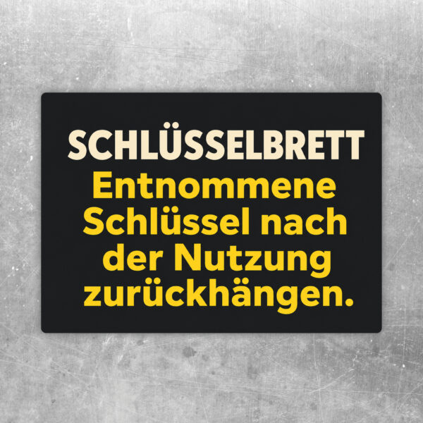 Gelb-schwarzer Aufkleber Schlüsselbrett mit Hand, Schlüsseln und Hinweis zum Zurückhängen nach Nutzung.