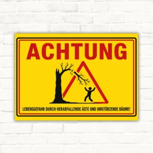 Warnschild mit gelbem Hintergrund und dem Text „ACHTUNG“: Lebensgefahr durch herabfallende Äste und umstürzende Bäume.