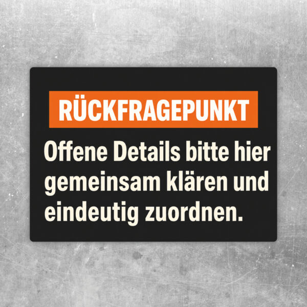 Rückfragepunkt Aufkleber im Querformat mit Gesprächsszene und Text zu offenen Details in Grün, Beige, Gelb, Rot und Türkis.