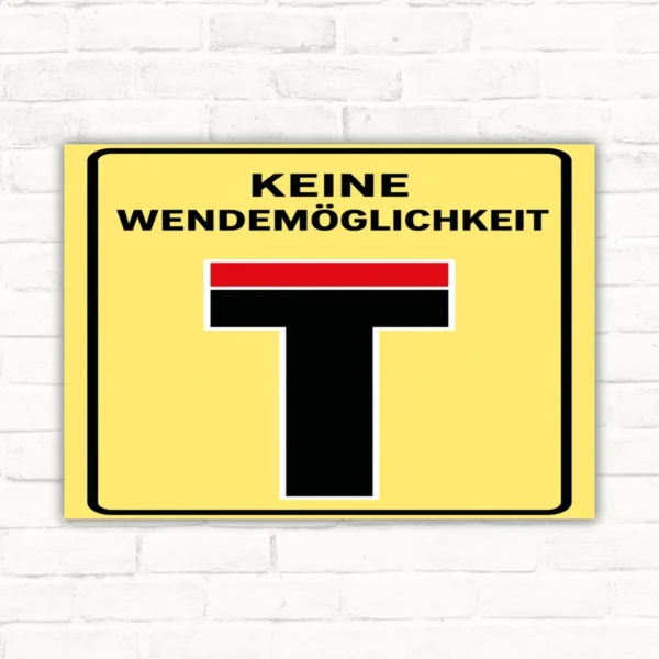 Gelbes Warnschild mit Text „KEINE WENDEMÖGLICHKEIT“ und schwarzem T-Symbol, Hochformat.