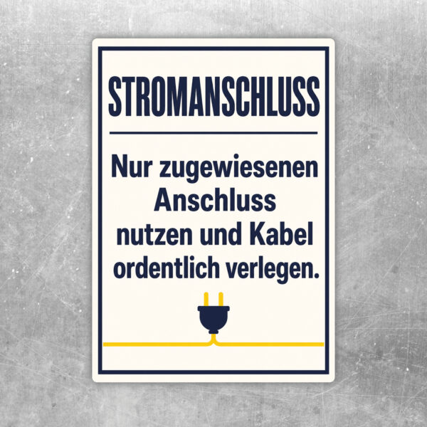 Stromanschluss Aufkleber mit Wohnmobil, Anschlusskästen und Hinweis zu zugewiesenem Anschluss und Kabelführung.