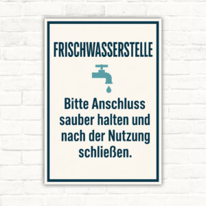 Frischwasserstelle Schild mit Text „Bitte Anschluss sauber halten und nach der Nutzung schließen“ und Wasseranschluss-Motiv.