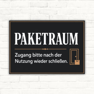 Paketraum Schild mit Text „Zugang bitte nach der Nutzung wieder schließen“ und Illustration einer offenen Tür mit Paketen.