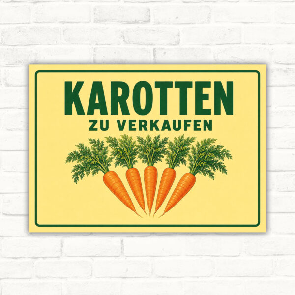 Karotten zu verkaufen Schild mit gelbem Hintergrund, grüner Schrift und fünf Karotten als Verkaufsschild.