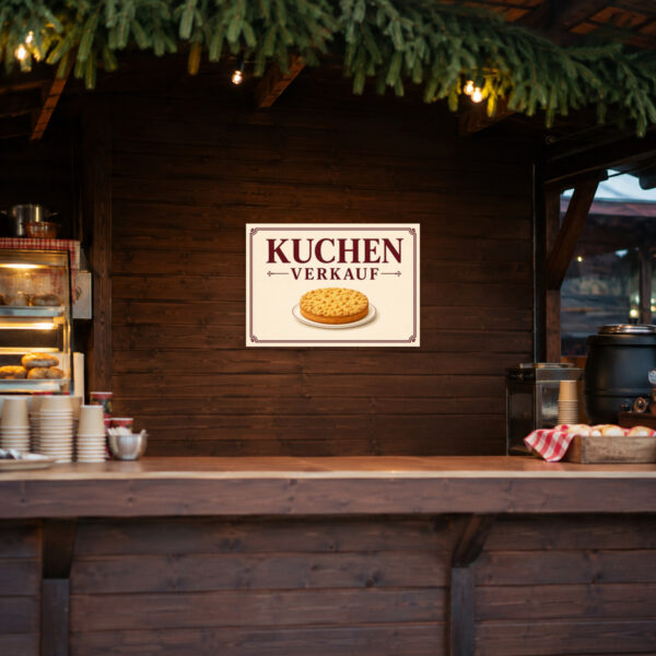KI-generiertes Anwendungsbeispiel: Kuchen Verkauf Schild mit Tortenmotiv und Text „KUCHEN VERKAUF“ an einer Café-Theke.
