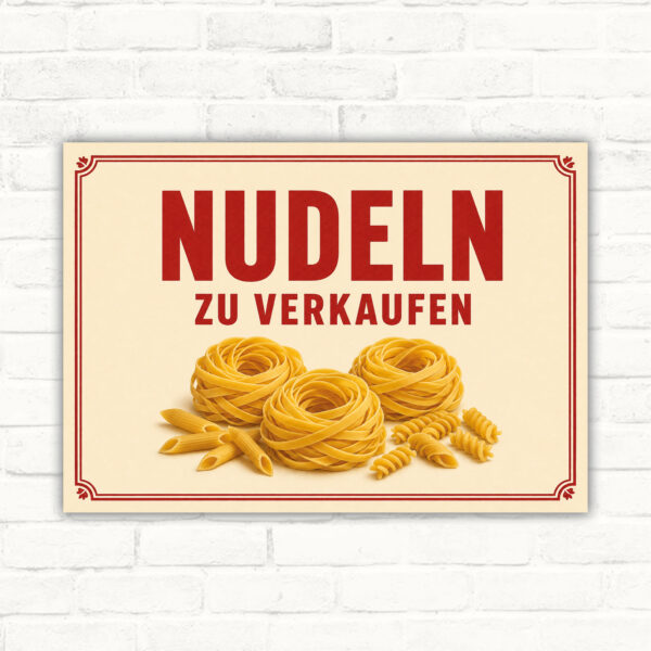 Nudeln zu verkaufen Schild mit roter Schrift, Pasta-Motiv und cremefarbenem Hintergrund als Verkaufsschild im Querformat.
