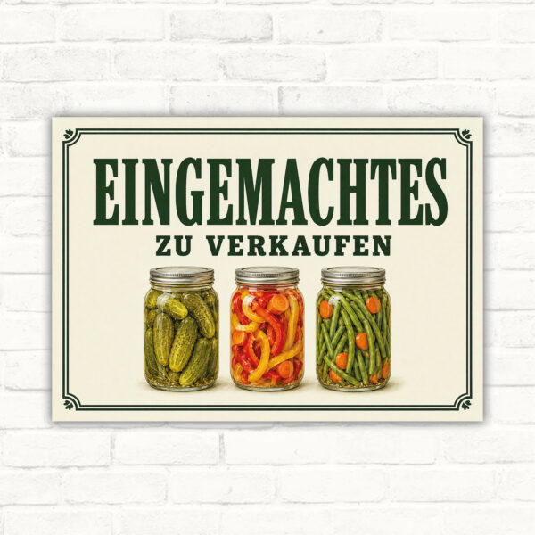 Eingemachtes zu verkaufen Schild mit drei Einmachgläsern und grünem Text auf hellem Hintergrund als Verkaufsschild.