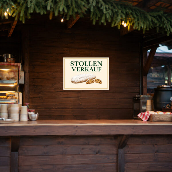KI-generiertes Anwendungsbeispiel: Stollen Verkaufsschild mit grünem Schriftzug und Stollenmotiv als bedrucktes Thekenschild.