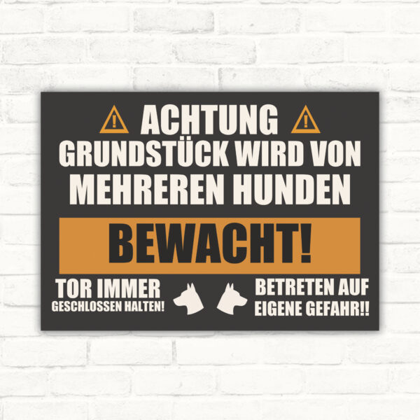 Grundstück wird von mehreren Hunden bewacht Schild