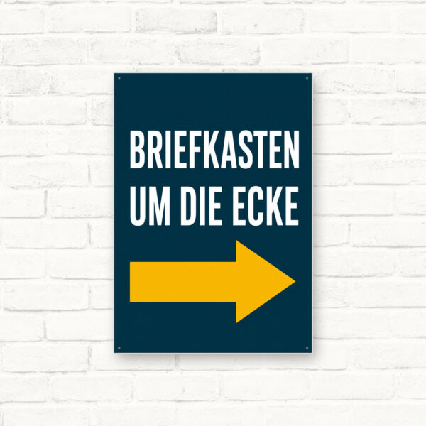 Briefkasten um die Ecke – Pfeil rechts Schild