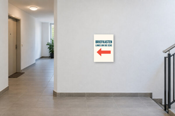 Briefkasten links um die Ecke – Pfeil links Schild – Bild 2