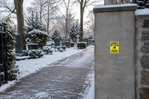 Vorsicht Schnee- und Eisglätte – Friedhofswege auf eigene Gefahr Aufkleber – Hochformat – Bild 2