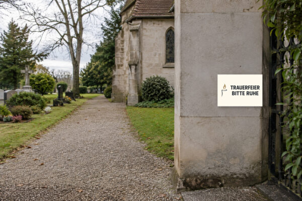 Trauerfeier – Bitte Ruhe Schild – Querformat – Bild 2