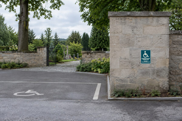 Barrierefreier Parkplatz – Nur für Friedhofsbesucher Aufkleber – Hochformat – Bild 2
