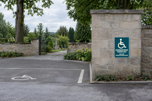 Barrierefreier Parkplatz – Nur für Friedhofsbesucher Schild – Hochformat – Bild 2