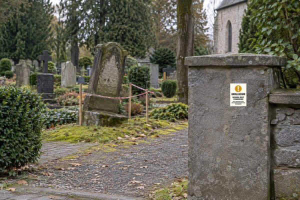 Unfallgefahr – Grabmal nicht standsicher Aufkleber – Hochformat – Bild 2