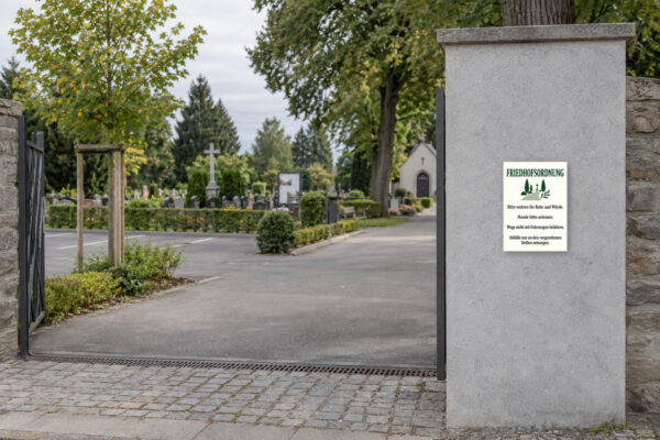 KI-generiertes Anwendungsbeispiel: Friedhofsordnung Schild – Hochformat passend auf einem Friedhof angebracht.