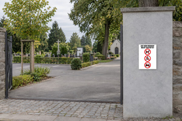 KI-generiertes Anwendungsbeispiel: Auf dem Friedhof nicht gestattet Schild – Hochformat passend auf einem Friedhof angebracht.