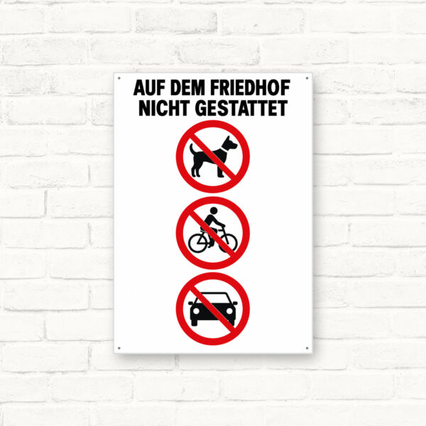 Auf dem Friedhof nicht gestattet Schild – Hochformat als Standard-Mockup mit gut lesbarem Friedhofsmotiv.