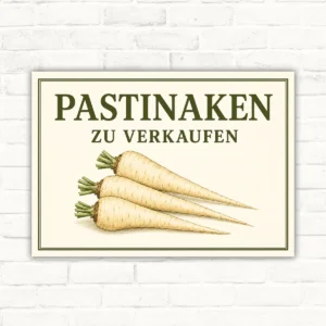 Pastinaken zu verkaufen Schild mit drei Pastinaken und grünem Schriftzug auf hellem Hintergrund.