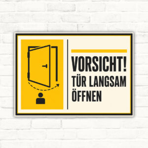 Warnschild mit Türsymbol und dem Text „VORSICHT! TÜR LANGSAM ÖFFNEN“ als Aluminium-Verbundschild.