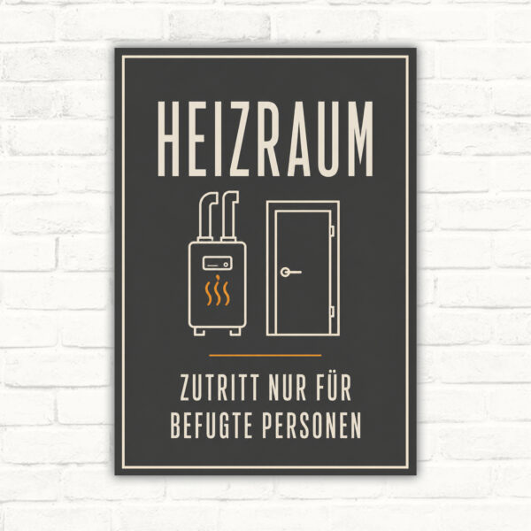 Schild mit der Aufschrift „Heizraum – Zutritt nur für befugte Personen“ in dunklem Design mit Tür- und Heizsymbol.
