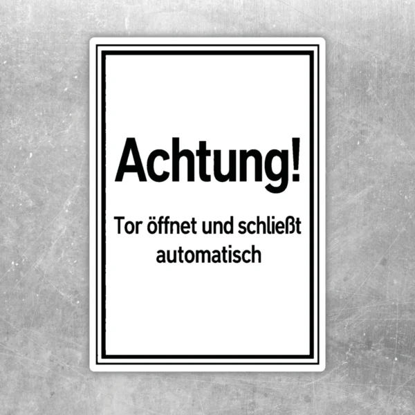 Schwarz-weißer Warnaufkleber im Hochformat mit Text Achtung Tor öffnet und schließt automatisch.