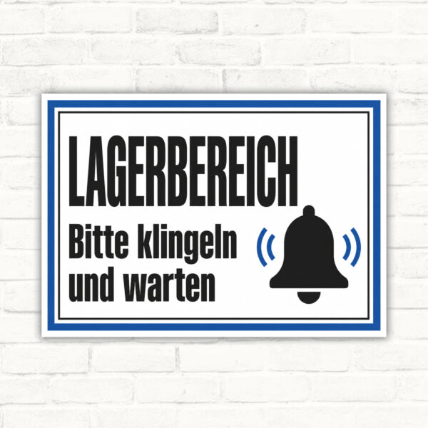 Hinweisschild mit Glocke und dem Text „Lagerbereich Bitte klingeln und warten“ als weißes Schild mit blauem Rand.
