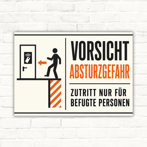 Warnschild mit Text „Vorsicht Absturzgefahr, Zutritt nur für befugte Personen“ im Querformat auf Aluminium-Verbundplatte.