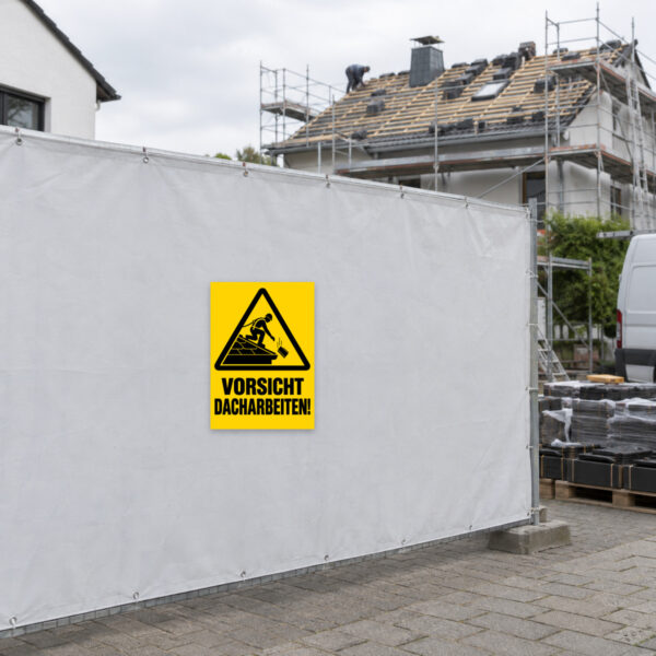 KI-generiertes Anwendungsbeispiel: Warnschild Dacharbeiten – Vorsicht Dacharbeiten! im Hochformat am passenden Einsatzort.