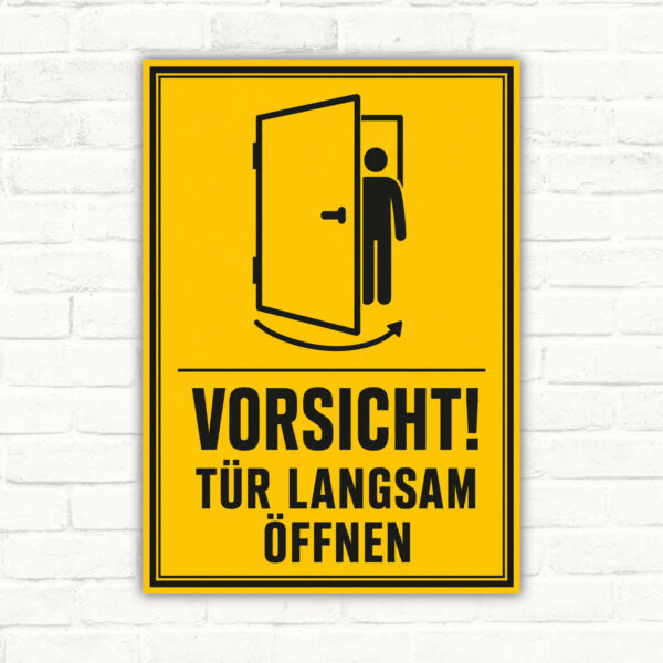 Gelbes Vorsicht Tür langsam öffnen Schild mit Türsymbol und Person als Warnschild für den Türbereich.